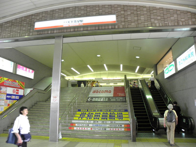 天下茶屋駅のコンコース。