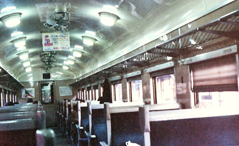 車内改装後のスハ４３型客車　車内