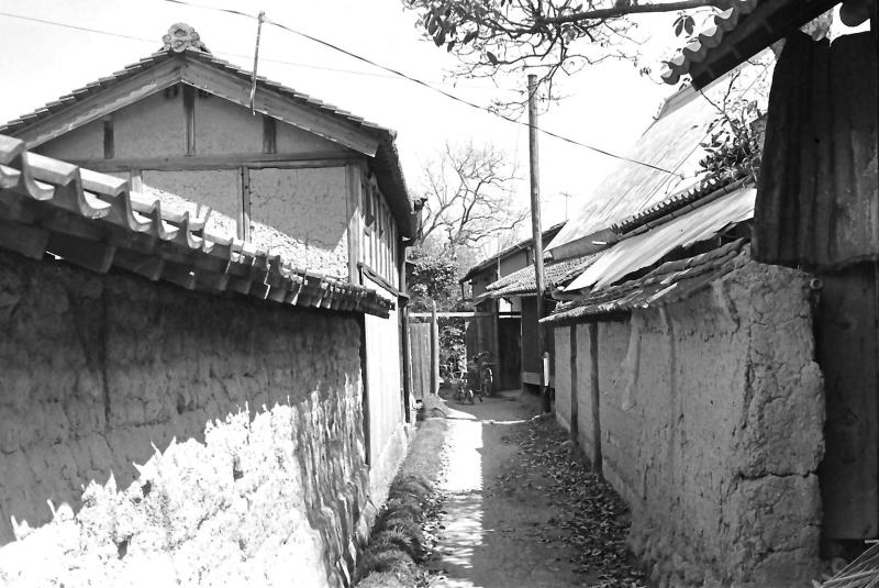 昭和の風景写真　稗田の集落の中。土壁に挟まれた路地