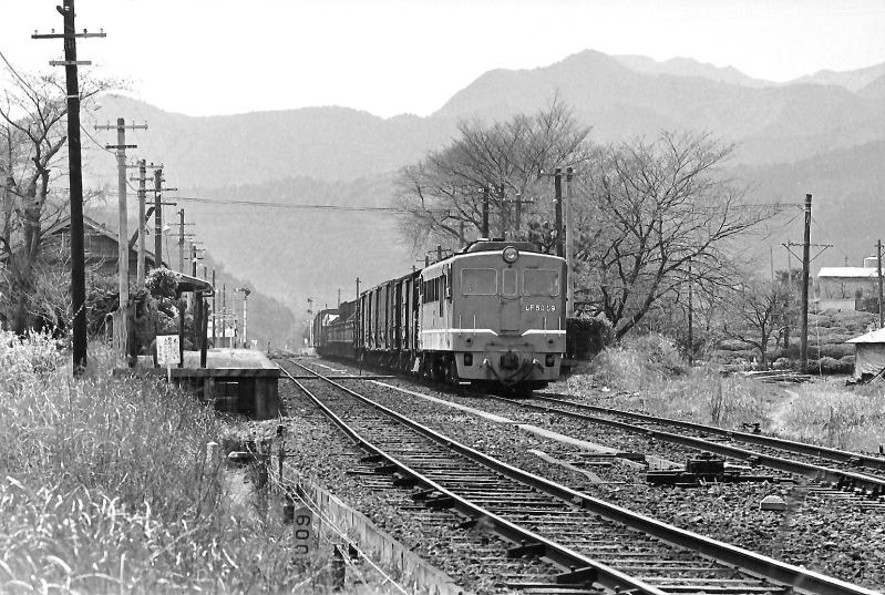 昭和４９年４月　滝原駅を通過するＤＦ５０牽引の貨物列車