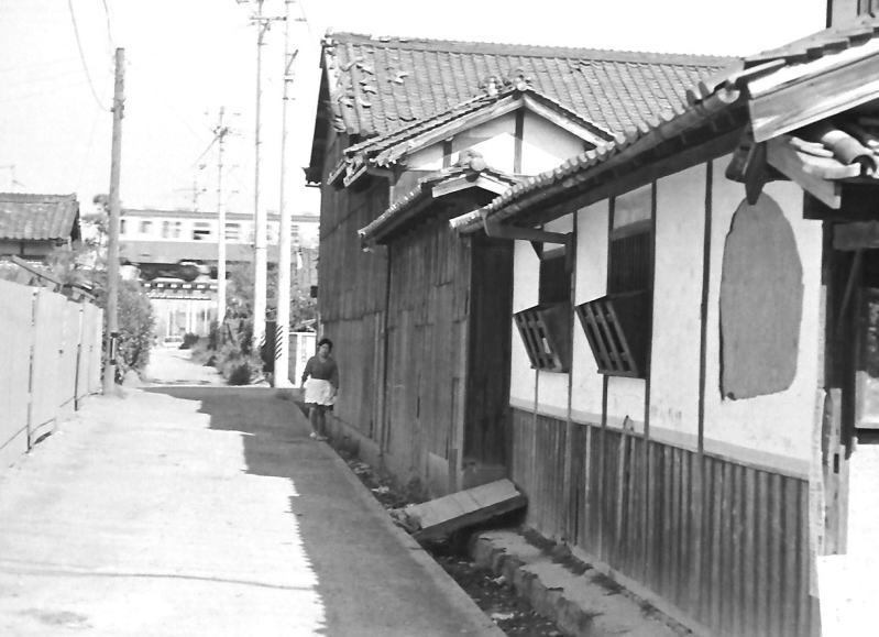 今井町の西の端あたり　桜井線の列車が行く