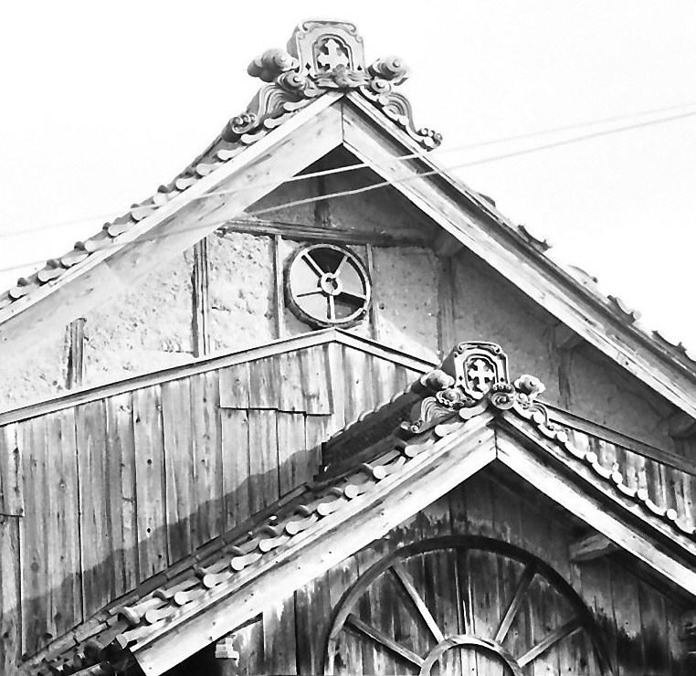 昭和の風景写真　　十字架の鬼瓦、土壁に開けられたステンドグラスの丸窓