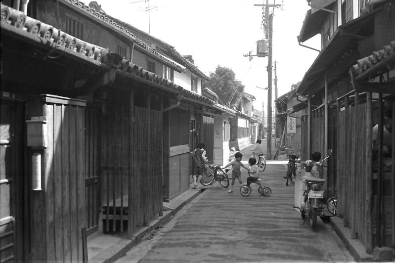 昭和の風景　橿原市今井町の路地で遊ぶ子供