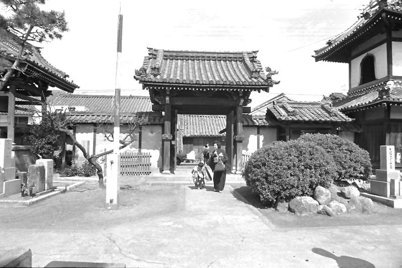 称念寺での行事を終えて三々五々出てくる母子