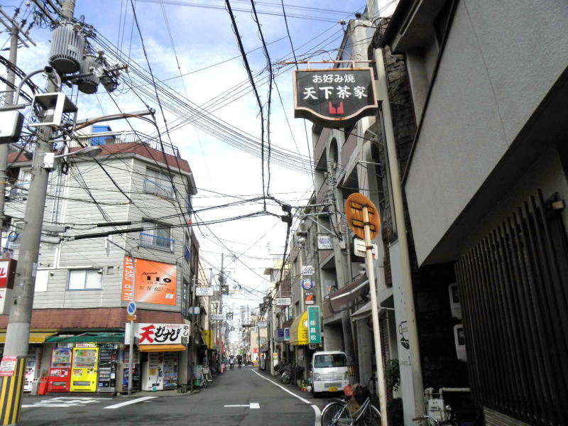 天下茶屋駅の西側。西天下茶屋に向かう。
