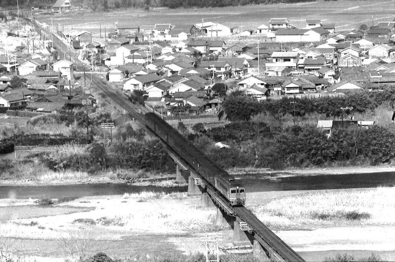 下里をでて太田川鉄橋渡る列車。