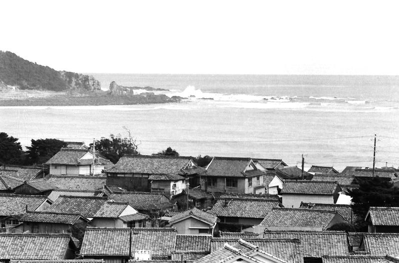 山の上に上がって高芝の集落と海を見る。