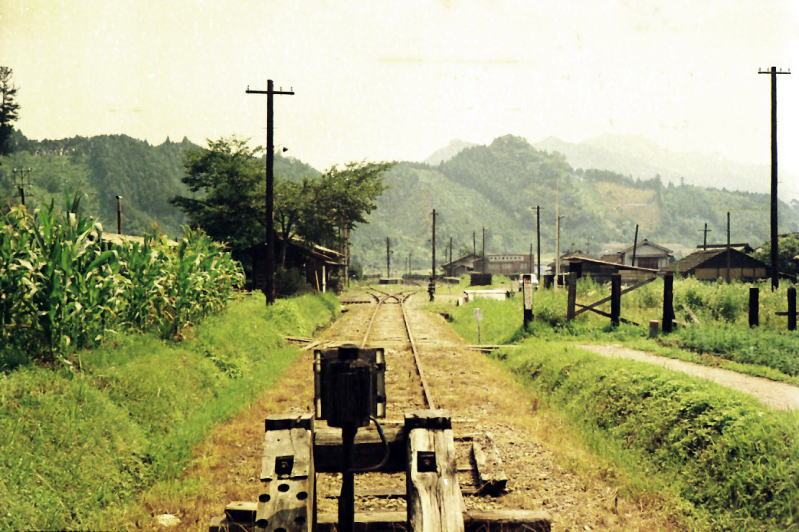 伊勢奥津駅の一番奥から構内を見る。
