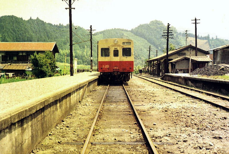 伊勢奥津駅に停車中のキハ30