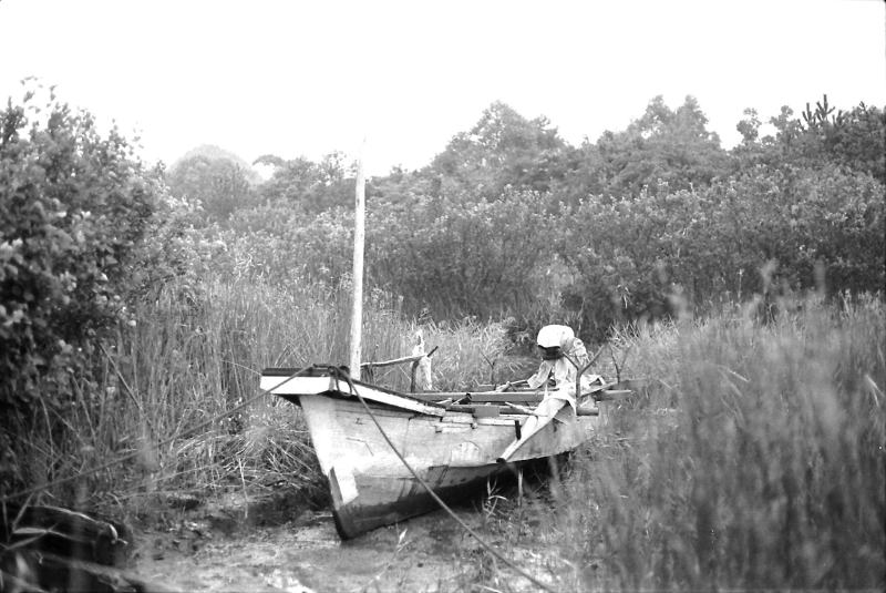 引き潮で動かなくなった舟