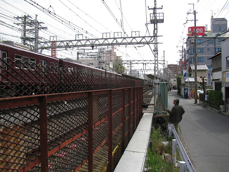 淡路駅の京都寄り。ひっきりなしに電車が行きかいます。