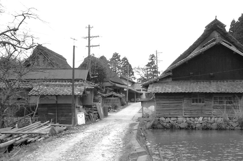 吉野口駅近く　古い民家が並ぶ街道