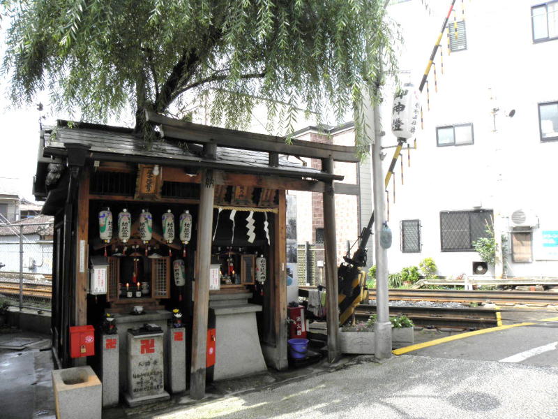 踏切のそばのお地蔵さん。