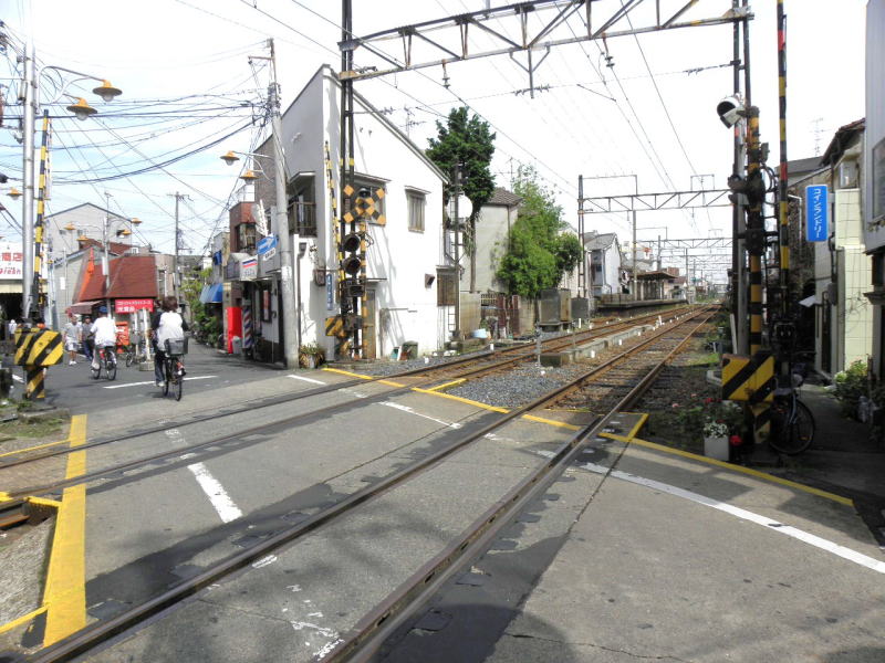 西天下茶屋の踏み切り。南海汐見橋線。
