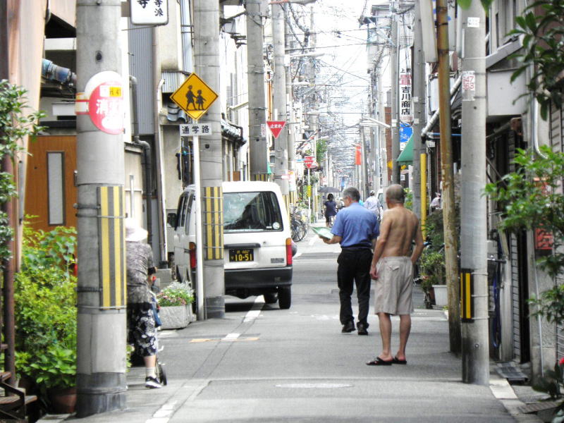 駅を離れるとすぐに下町。