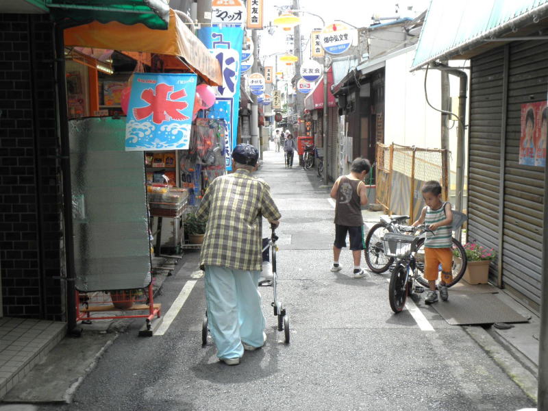 天下茶屋の駄菓子屋さん。