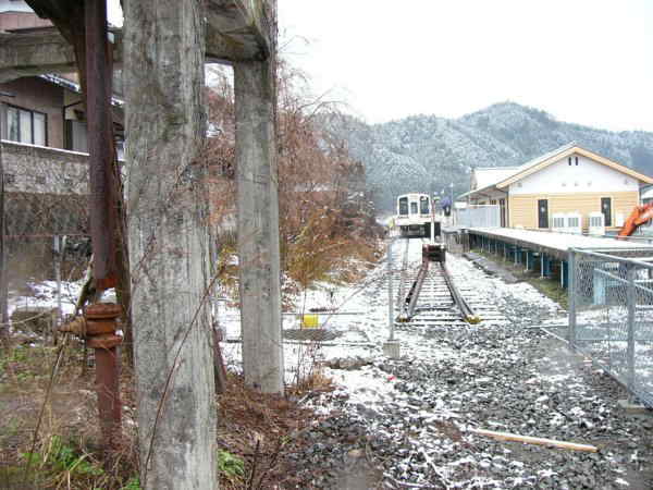 給水塔の位置から伊勢奥津駅を見る