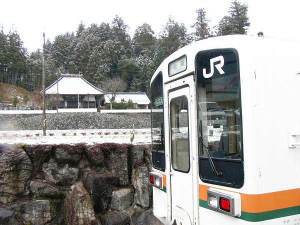 駅の横のお寺とキハ11
