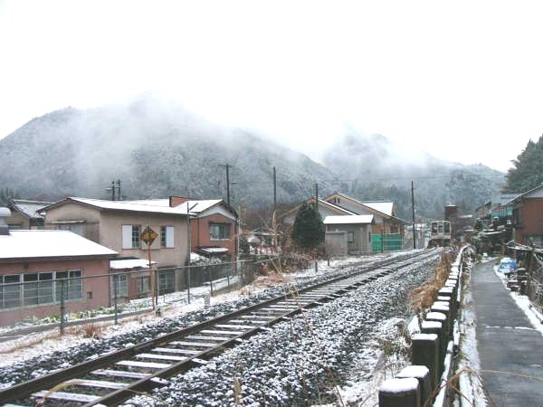 雪化粧の伊勢奥津駅