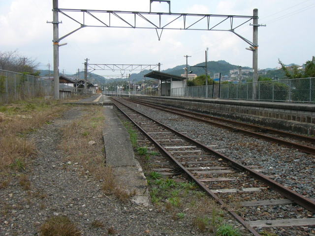 架線がなくなっただけの、旧北宇智駅