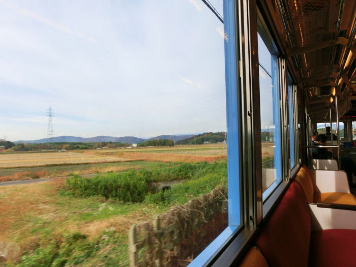 伊賀鉄道の車窓。伊賀盆地の風景