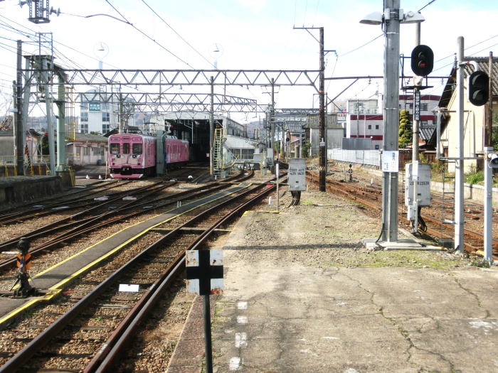 ホームから車庫と西大手駅方向を見る