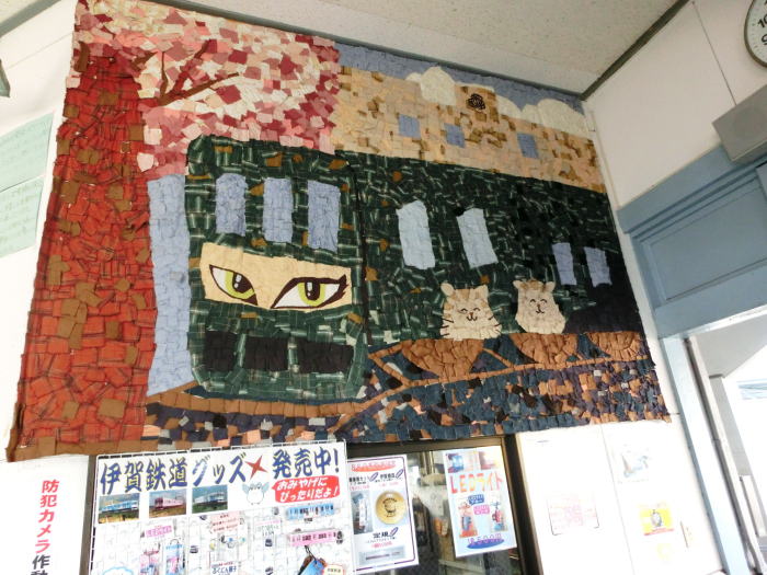 上野市駅・待合室の壁のパッチワーク