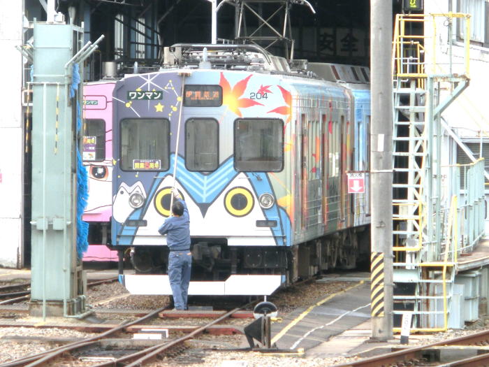 前面を洗車中の「ふくにん」電車