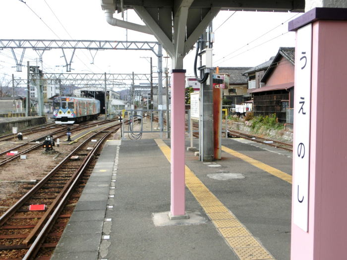 ホームから車庫みる。「ふくにん」電車が入庫