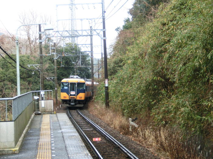 阿倍野橋行きの特急が通り過ぎる