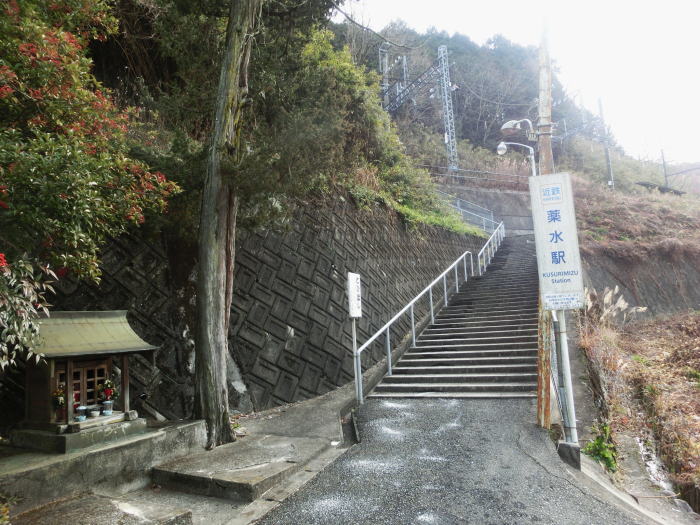 薬水駅の階段を降りてきたところ