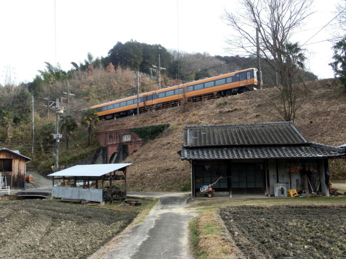 薬水門の上を通る近鉄特急