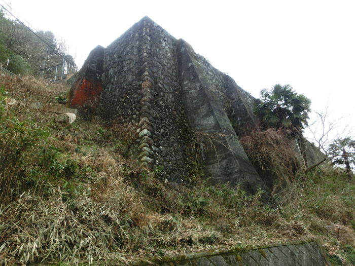 薬水駅の横にある旧変電所の石垣