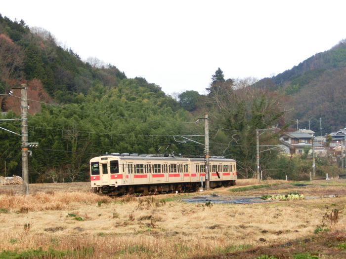 薬水駅のすぐ横を通るＪＲ和歌山線の電車