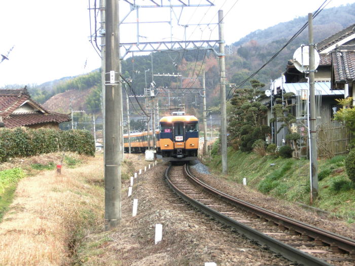 吉野口近くのカーブに差し掛かる近鉄特急