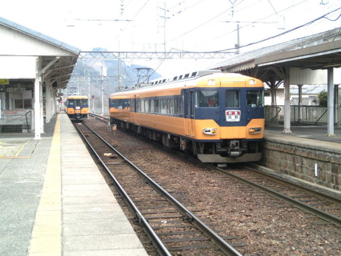 吉野口駅で離合する特急