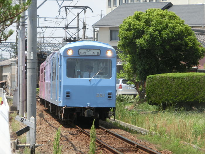 内部を出て四日市へ向かう電車