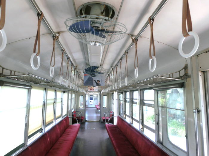 内部線、ロングシート車の車内