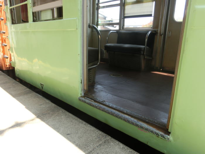 レトロな雰囲気の内部線電車