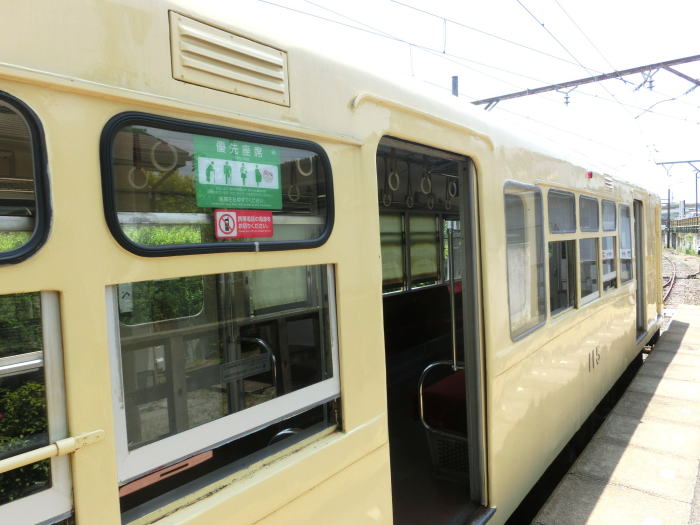 バス窓の側面、ドアの上の雨よけ