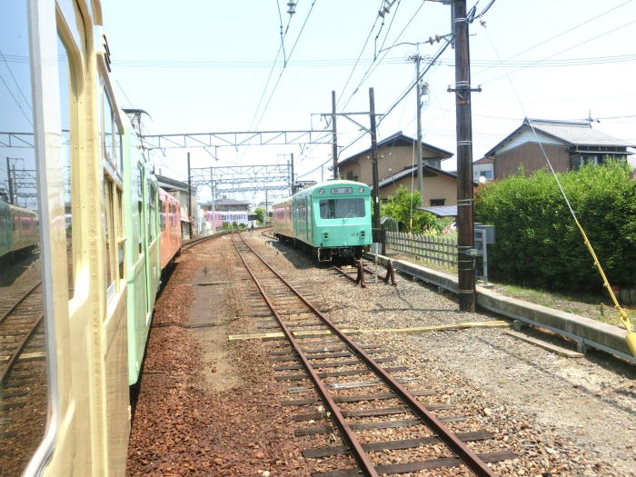 発車前、側線を見る。色とりどりの電車。<BR>