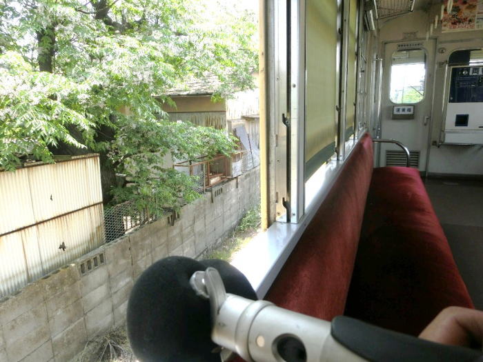 窓が開く内部線の電車