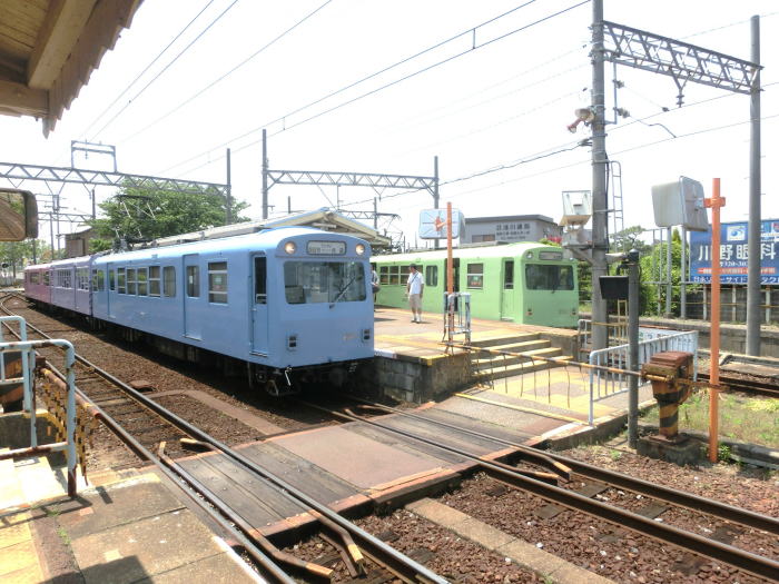 八王子線と内部線の電車とが並ぶ日永駅