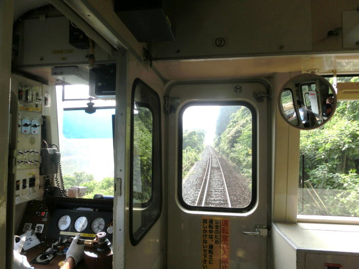 笠置駅に近づくキハ１２０の全面より。変わらない風景。