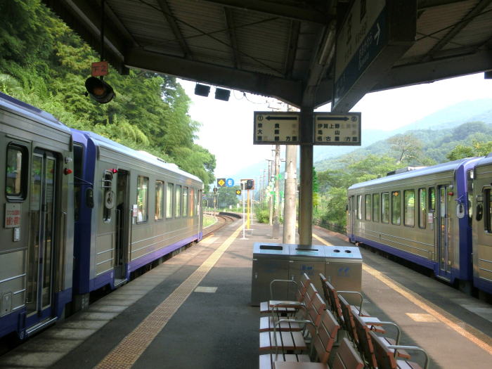 笠置駅に到着　キハ１２０同士の列車交換