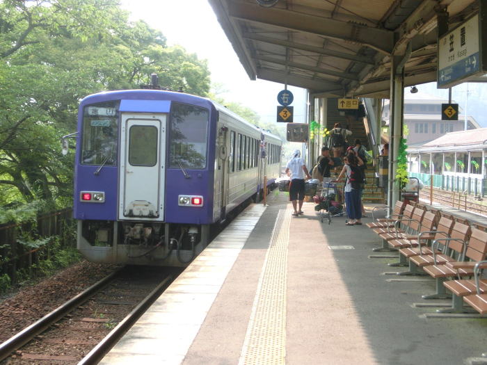 笠置駅　バーベキューをする若者が降りて来る