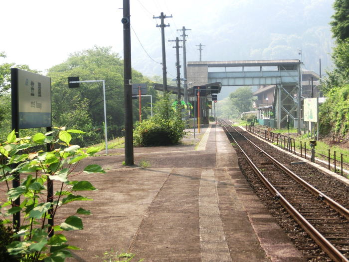 ４両編成分ぐらいだけがかさ上げされているホーム