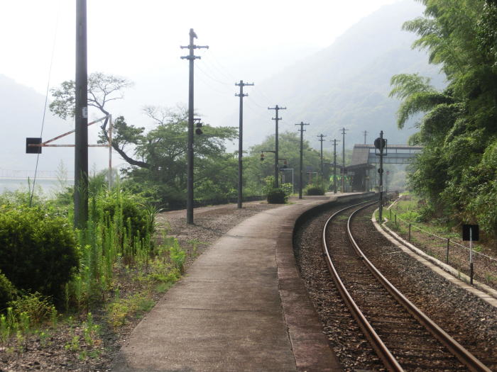 カーブしている笠置駅ホーム