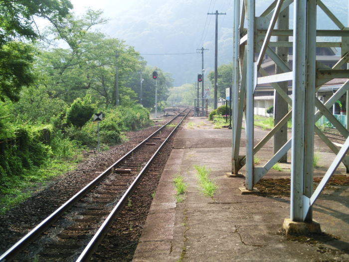 跨線橋の先にも伸びている長いホーム