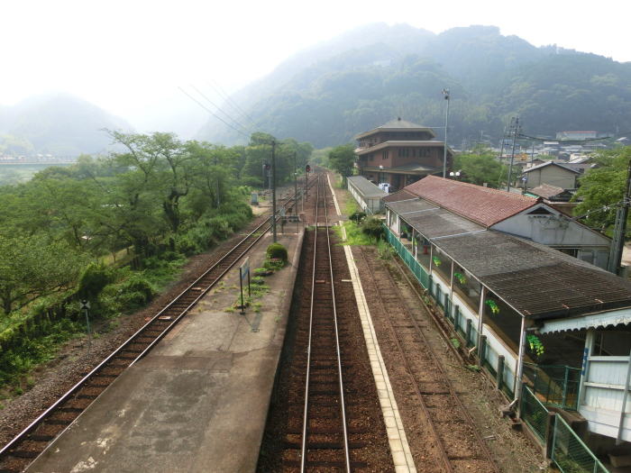 跨線橋の上から亀山方向を見る